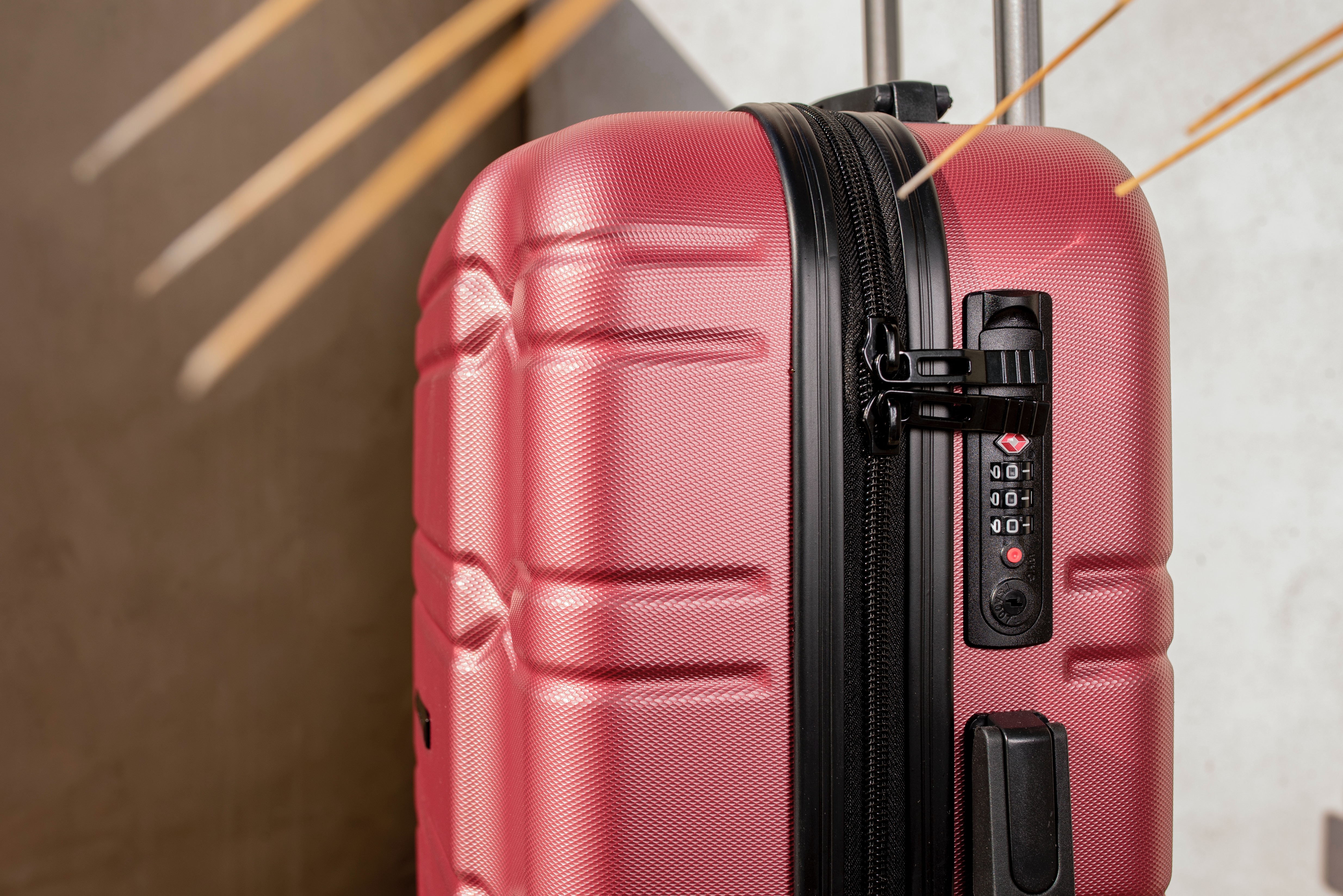 red_suitcase_00.jpg