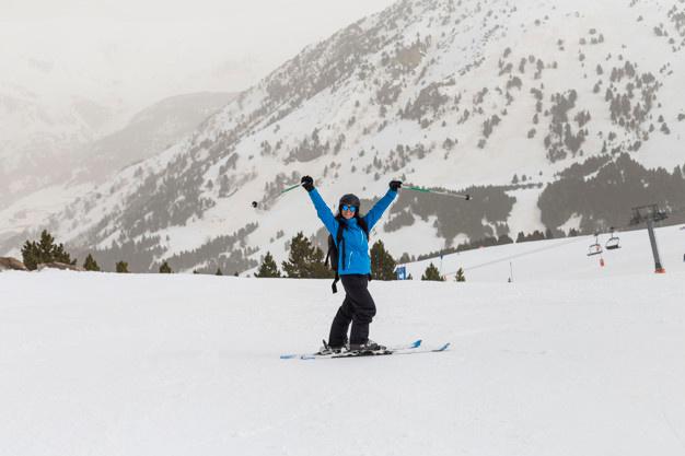 04234105---skier-woman-top-mountain-winter-season_139317-3631.jpg